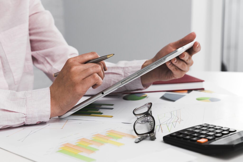 Descubre qué son los Costos en contabilidad, sus tipos y su importancia para la gestión financiera de tu empresa en Colombia. Aprende a controlarlos de forma eficiente